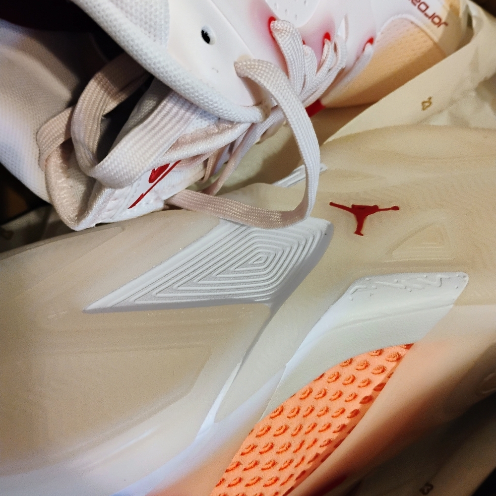Women's Cute New Jordan Men's Heir Series Treat Yourself Shoes - Picture 5 of 9